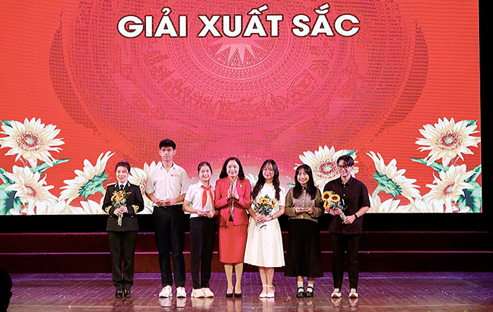 Thứ trưởng Trịnh Thị Thủy trao 3 giải Xuất sắc cho các thí sinh, nhóm thí sinh.